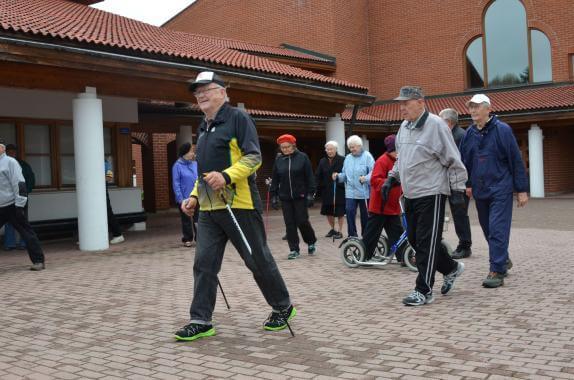 Kävelyö yhdessä sauvakävellen